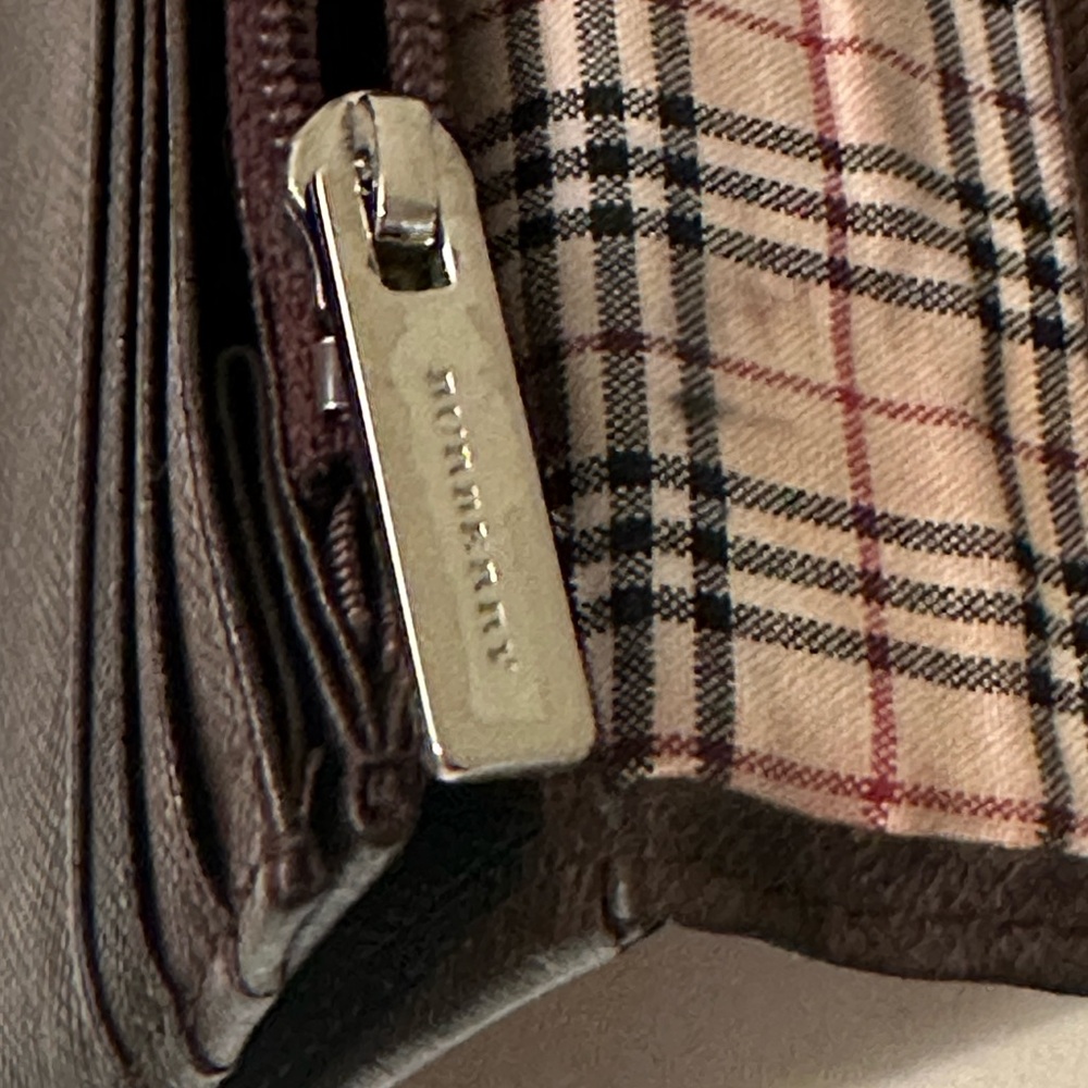 Burberry brown leather bifold wallet with COA, silver logo on outside. - Picture 7 of 9